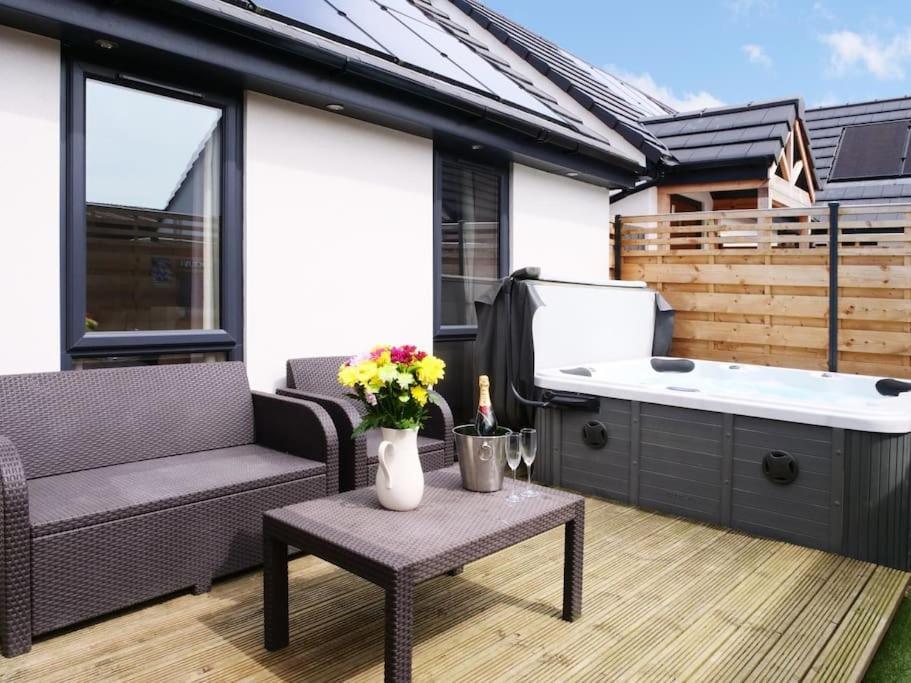 Hoxne Cottages - Daisy Cottage With Private Hot Tub ヨーク エクステリア 写真