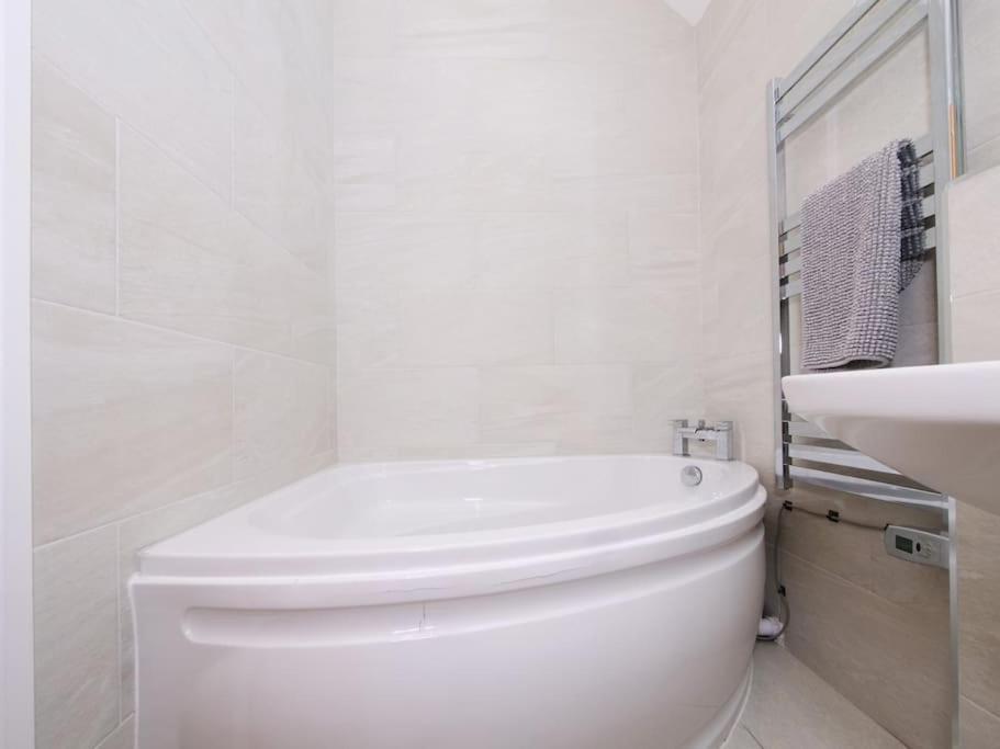 Hoxne Cottages - Daisy Cottage With Private Hot Tub ヨーク エクステリア 写真