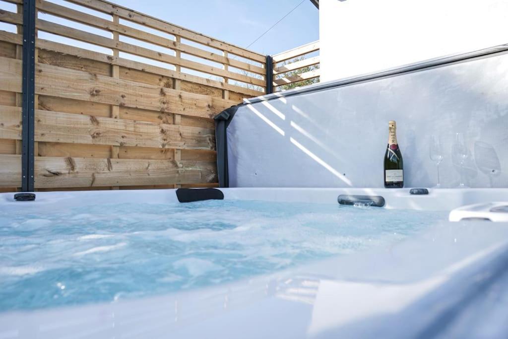 Hoxne Cottages - Daisy Cottage With Private Hot Tub ヨーク エクステリア 写真